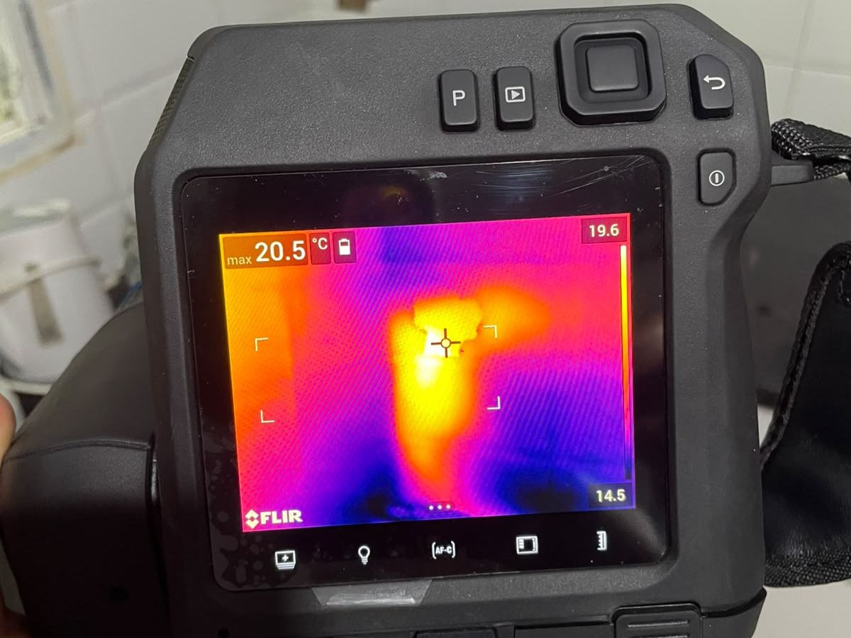 איתור נזילה בקיר אמבטיה עם מצלמה טרמית FLIR – הכתם הצהוב מסמן את מקור הרטיבות